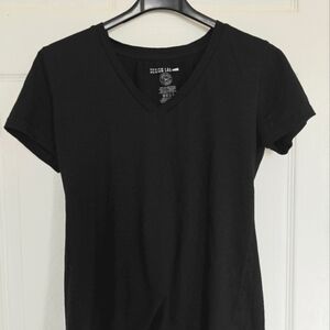 Design Lab Lord & Taylor Black Fitted Short Sleeve V-neck t-shirt